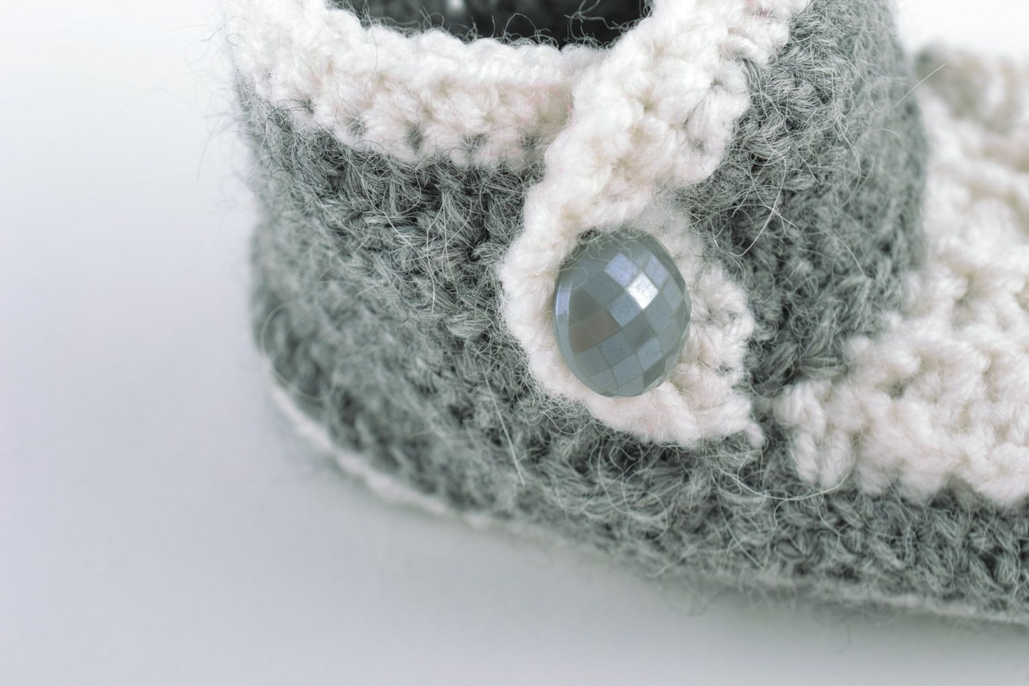 Chaussons de bébé tricotés aux aiguilles en laine de couleurs gris-blanc photo 5
