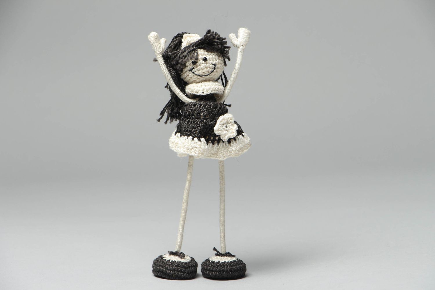 Мягкая вязаная игрушка куколка белая с черным  фото 1