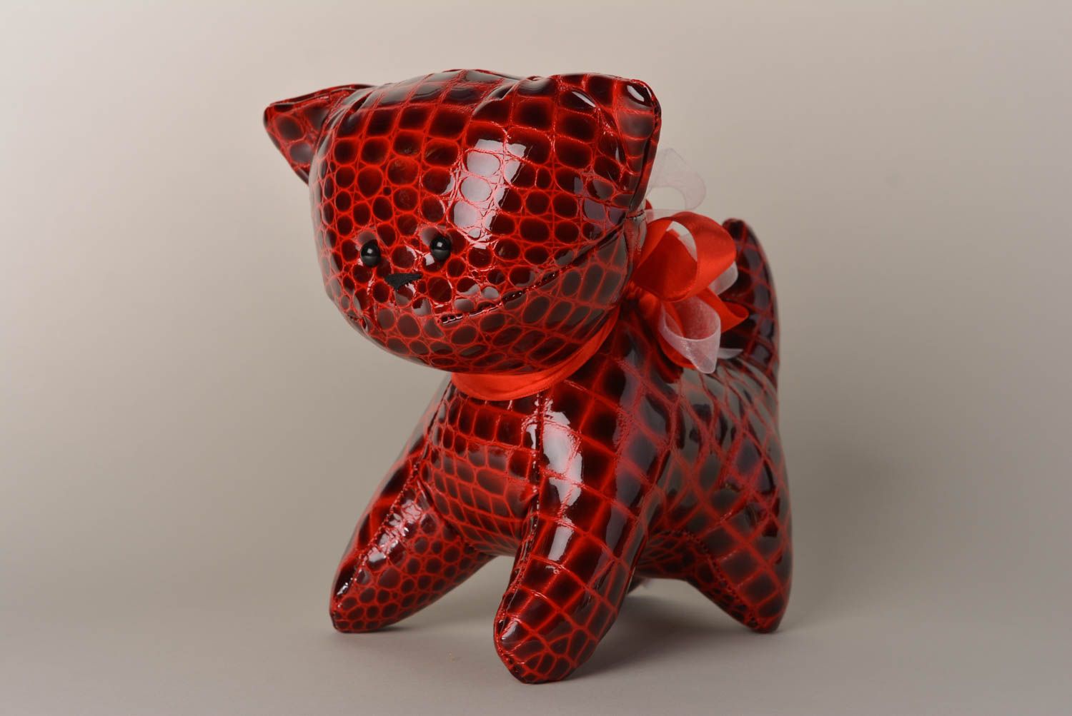 Красная игрушка ручной работы декор для дома игрушка из кожи в виде кота фото 1