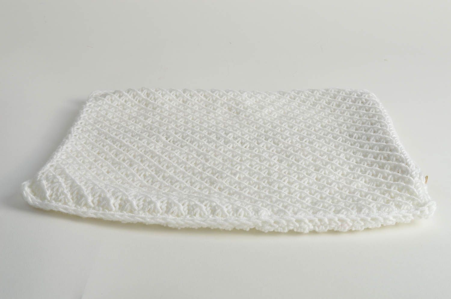 Funda de almohada artesanal tejida de color blanco con ornamento torcido foto 5