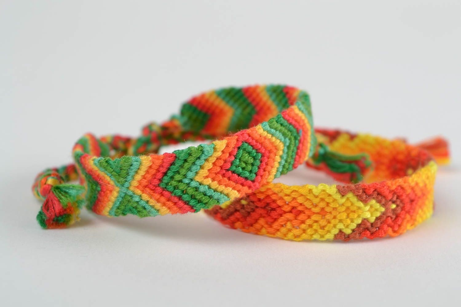 Плетеные браслеты комплект из 2 аксессуаров разноцветные яркие ручной работы фото 4