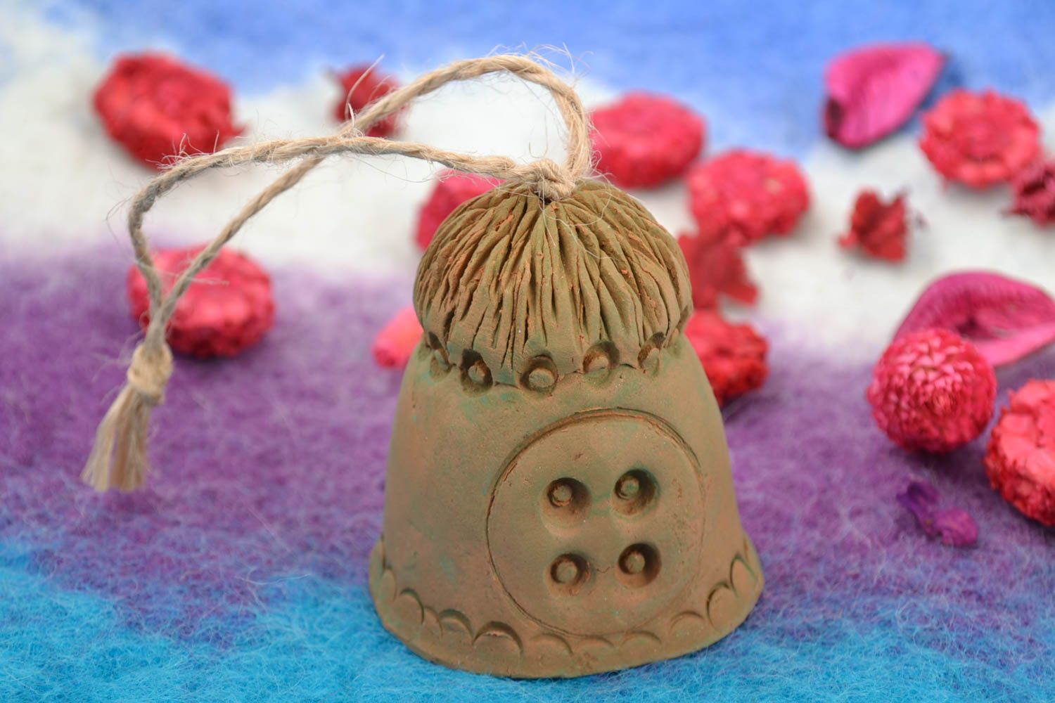Глиняный колокольчик ручной работы в виде домика а шнурке небольшой фигурный фото 1