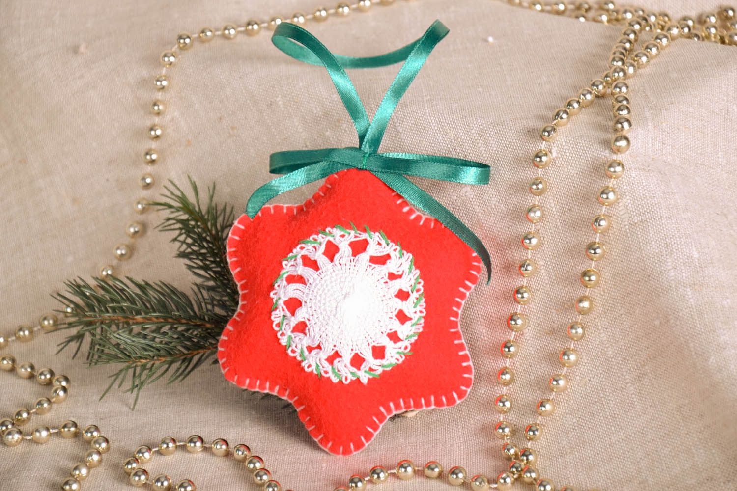 Brinquedo do Natal de dupla face costurado de lã com um lado bordado eo outro um bonito ornamento foto 1