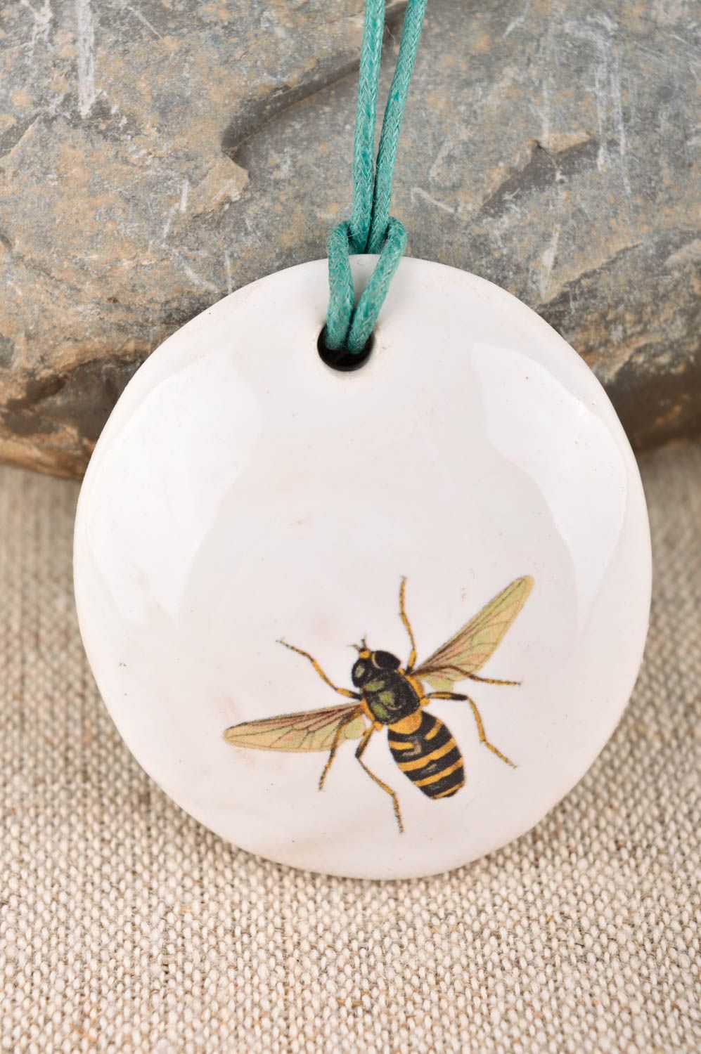 Pendentif abeille Bijou fait main céramique rond blanc Cadeau femme original photo 1