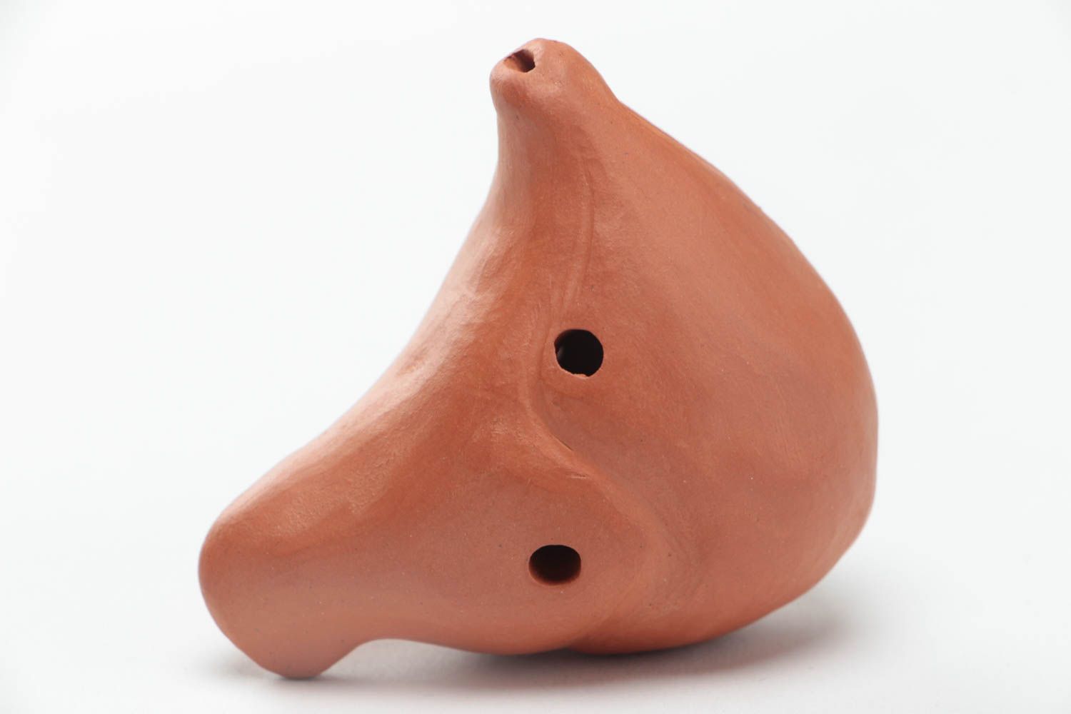 Flauta artesanal ocarina de cerámica bonita de color marrón con agujeros  foto 4