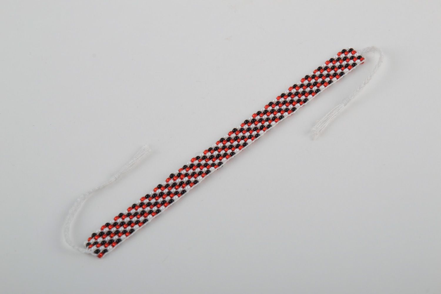 Handgemachtes mehrreihiges Armband aus Glasperlen und Garn in Schwarz und Rot  foto 2