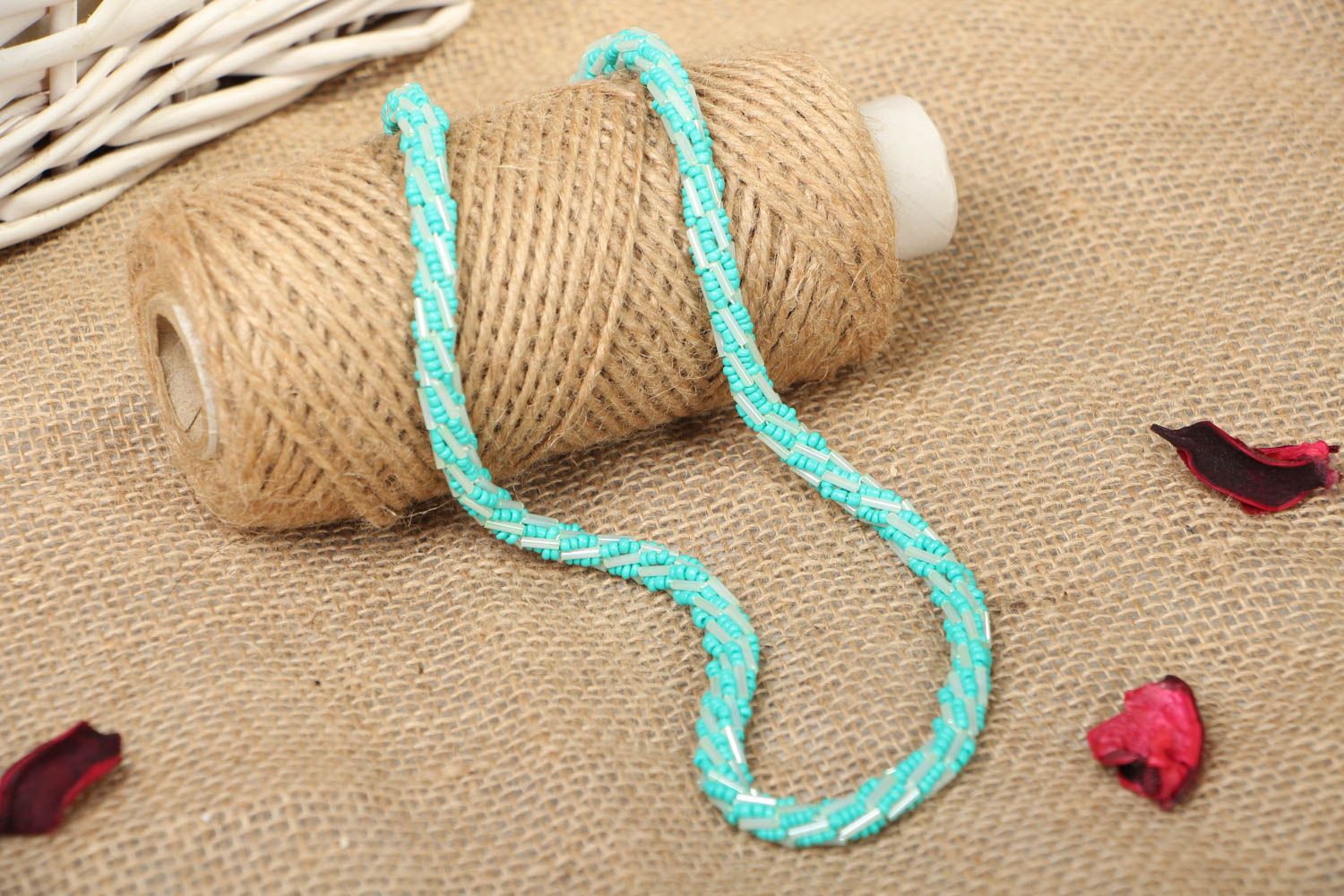 Collier crocheté en perles de rocailles bleu photo 4