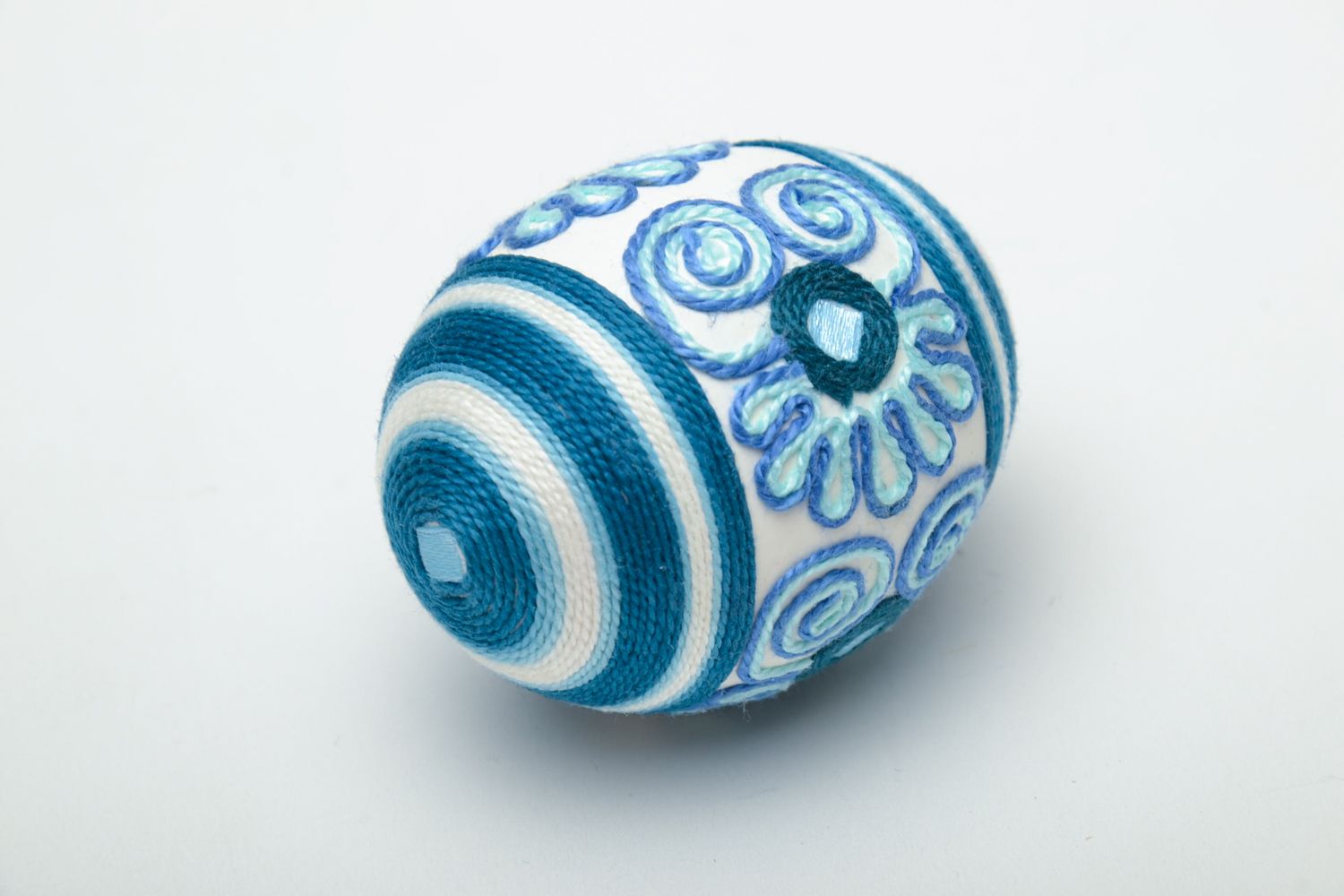 Bel oeuf de Pâques fait main original décoré de fils en soie de couleur bleue photo 3
