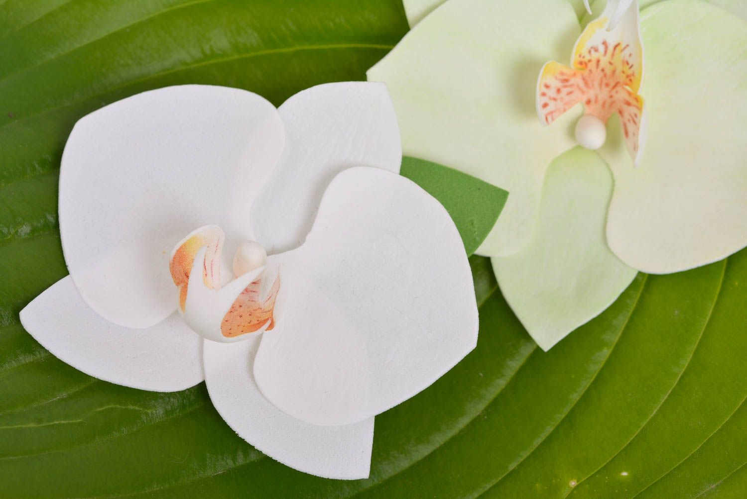 Заколка для волос из фоамирана ручной работы белая женская красивая орхидея фото 4