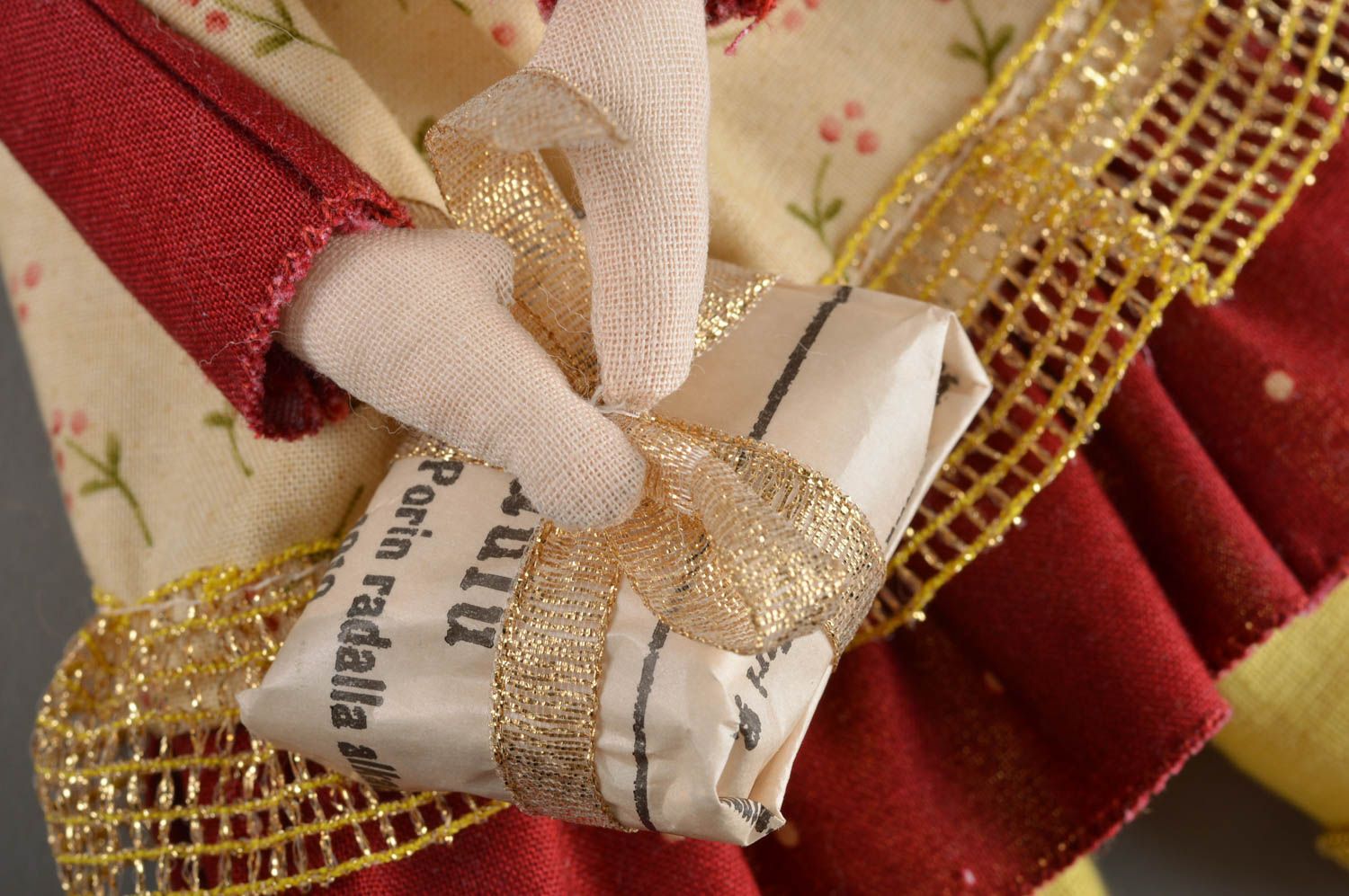 Игрушка кукла из ткани в новогоднем наряде с сюрпризом небольшая ручной работы фото 2