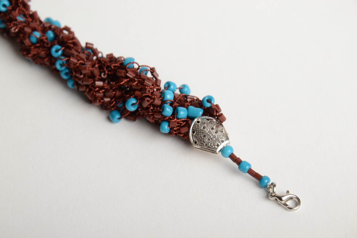 Красивый бисерный браслет ручной работы крючком на цепочке коричнево-голубой фото 5