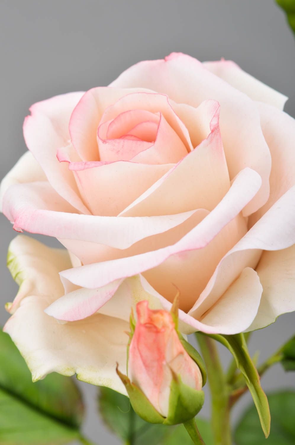 Искусственная роза из полимерной глины красивая с бутонами розовая ручной работы  фото 4