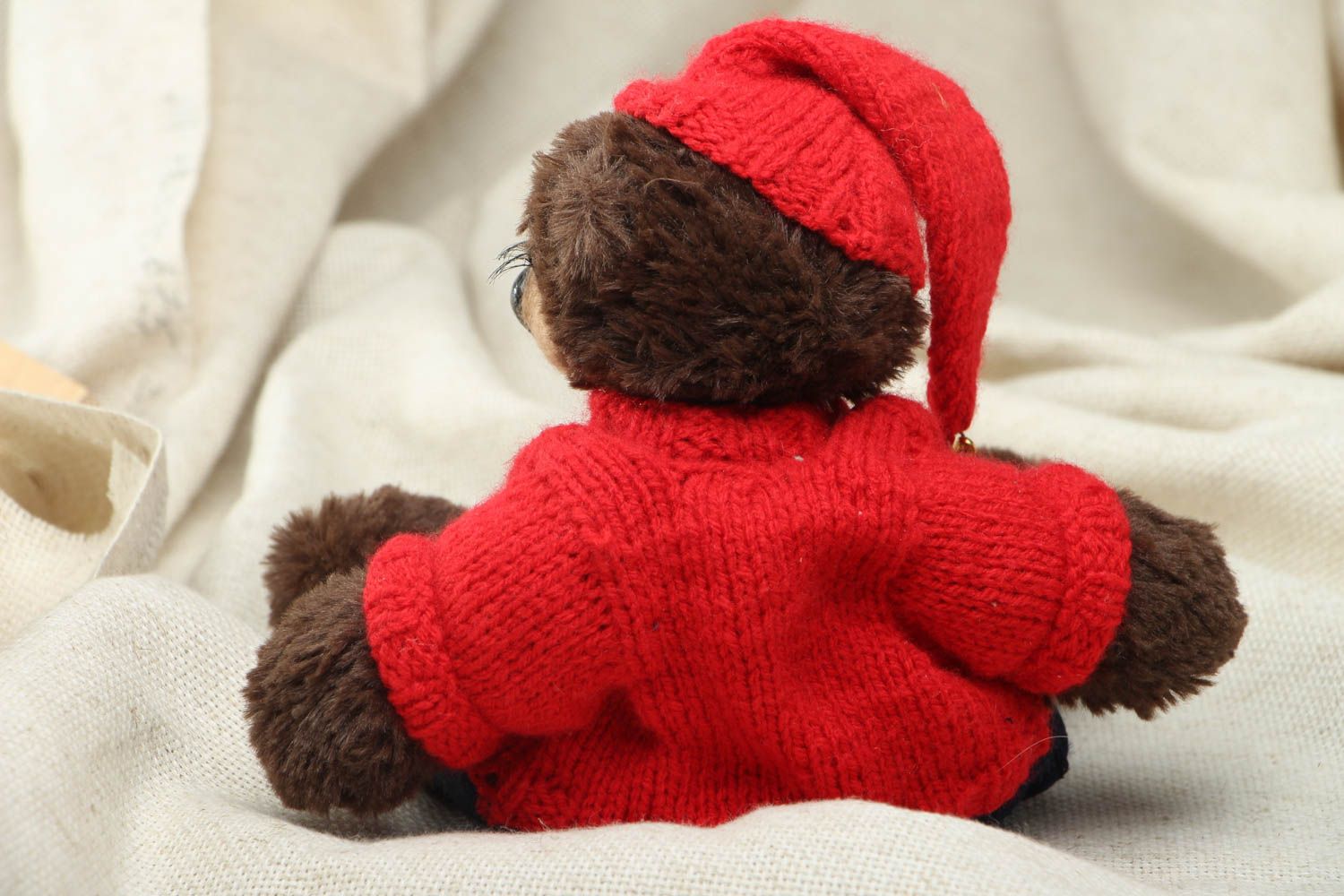 Мягкая меховая игрушка медведь в вязаном костюме фото 3