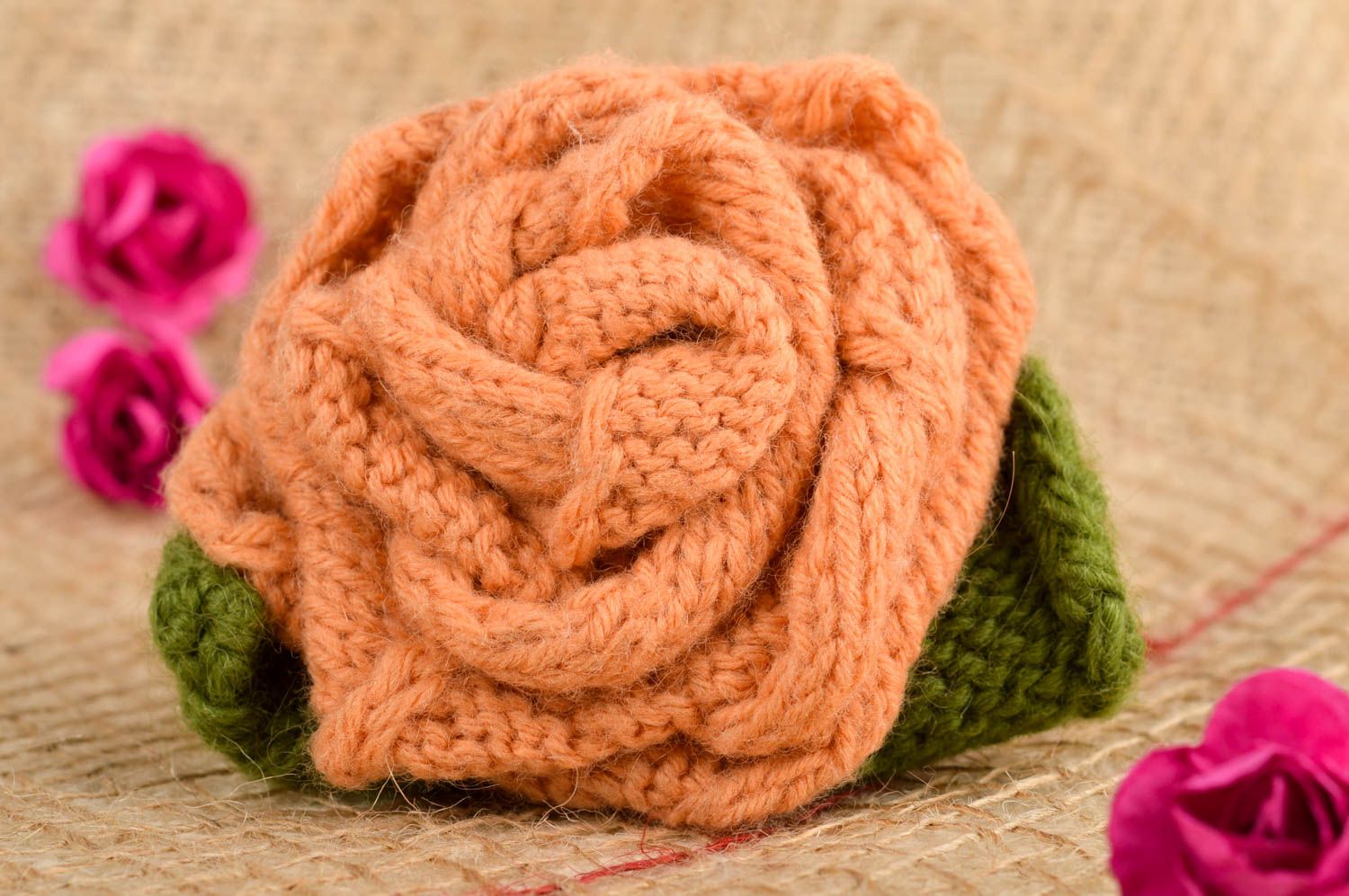 Broche fleur de couleur pêche Bijou fait main en laine au crochet Cadeau femme photo 1