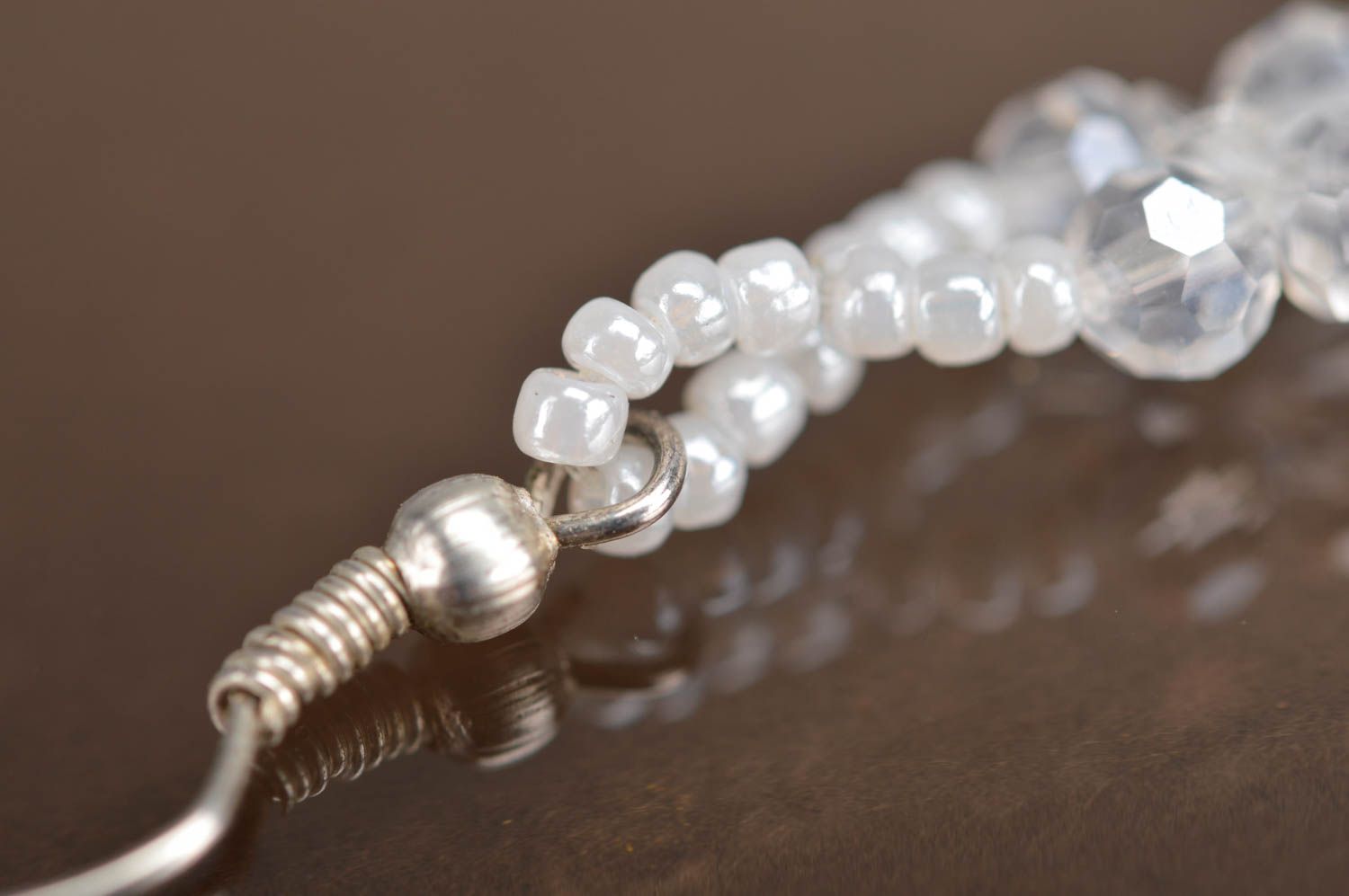 Boucles d'oreilles blanches perles de rocaille cristaux tchèques faites main photo 4