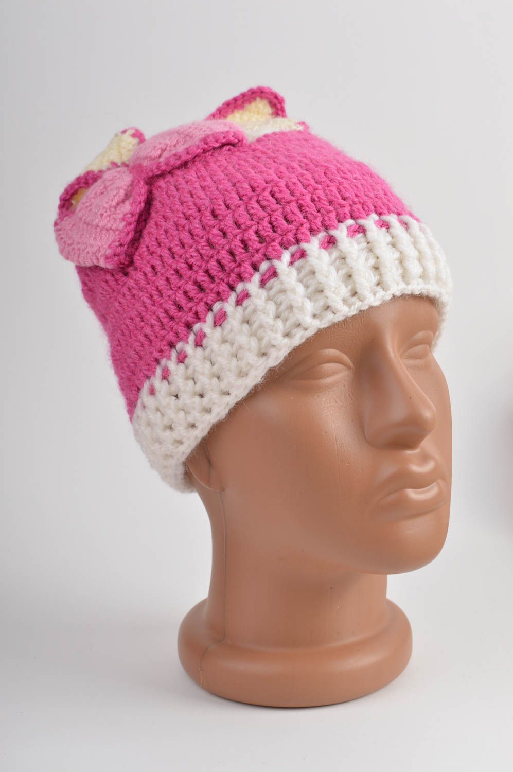 Розовая вязанная шапка для ребенка из шерсти и акрила ручной работы фото 2