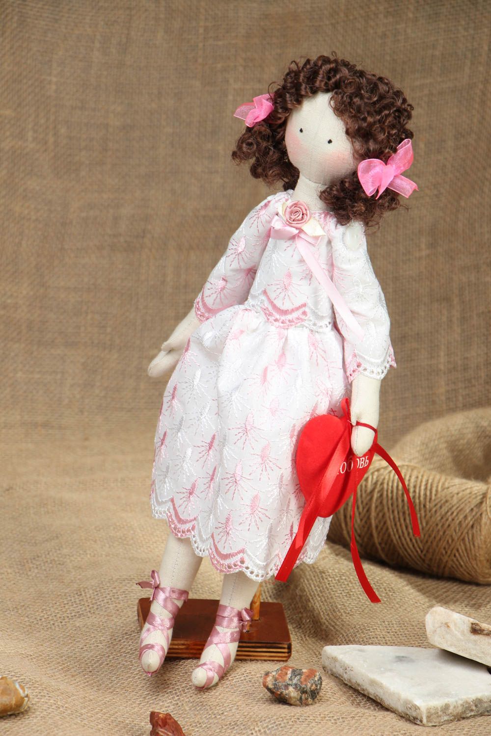 Тканевая кукла в кружевном платье с сердечком фото 5