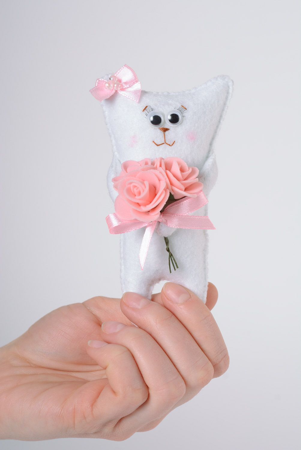Petite peluche en feutre blanche en forme de chat avec roses faite main photo 4
