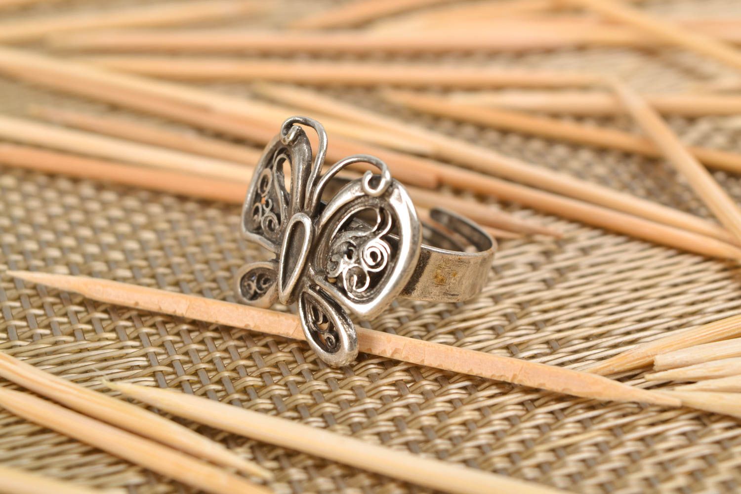 Объемное кольцо из металла в виде бабочки фото 1