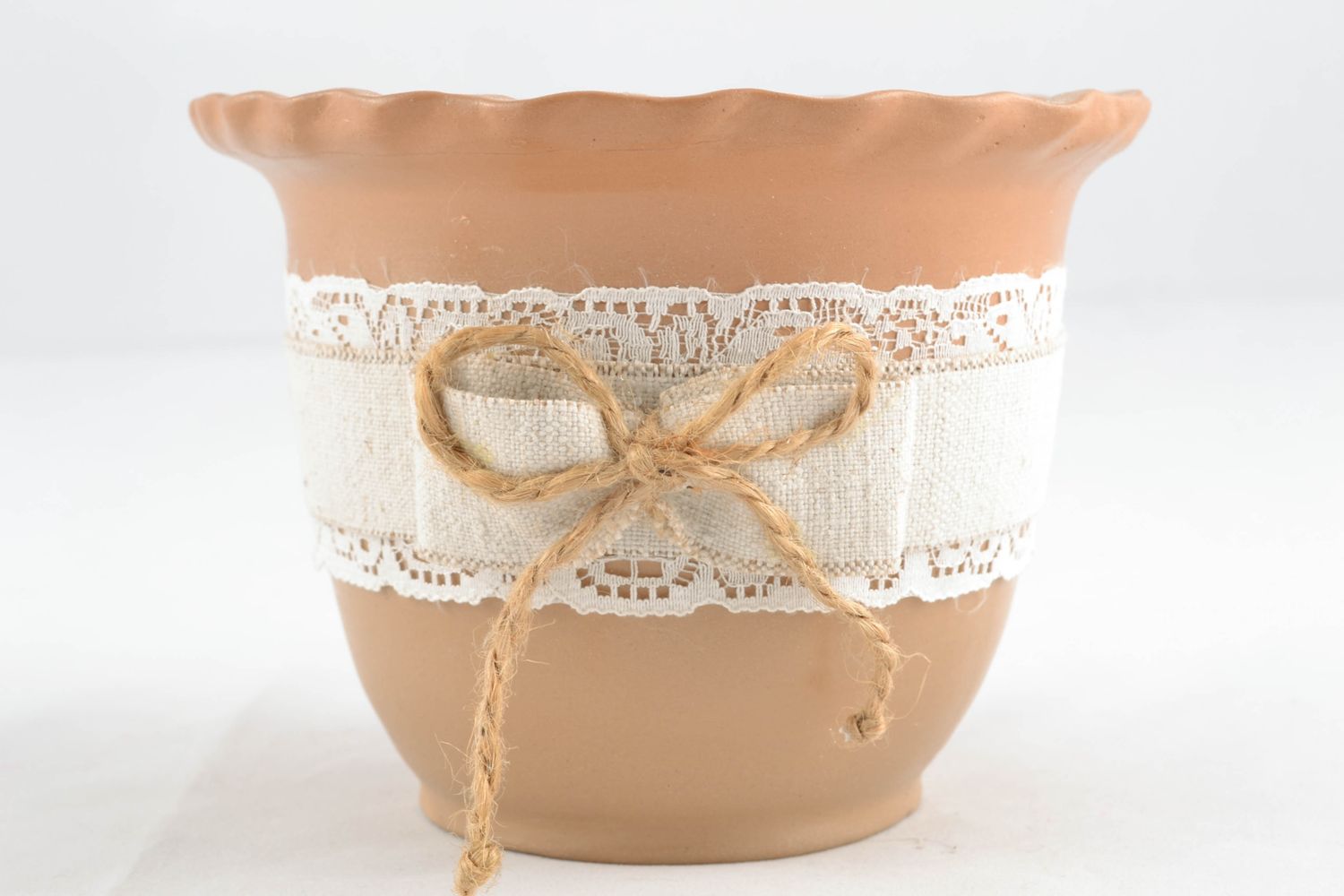 Ceramic flowerpot with lace photo 1