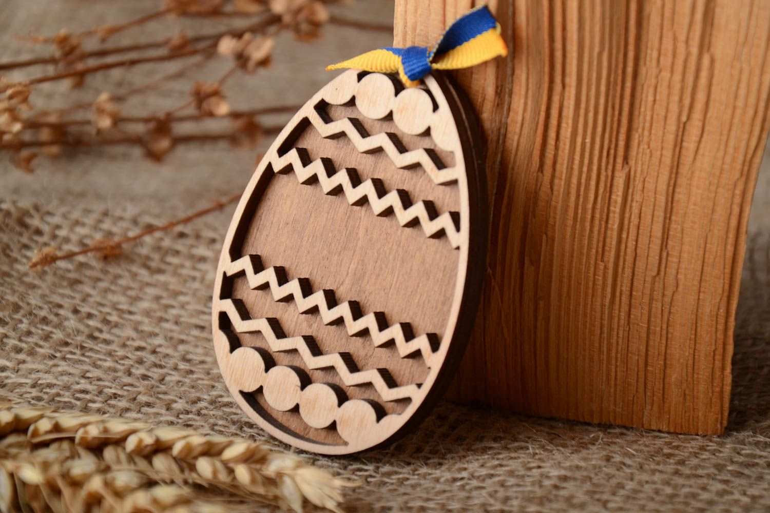 Petit oeuf en bois à décorer découpé fait main avec ruban de reps original photo 1