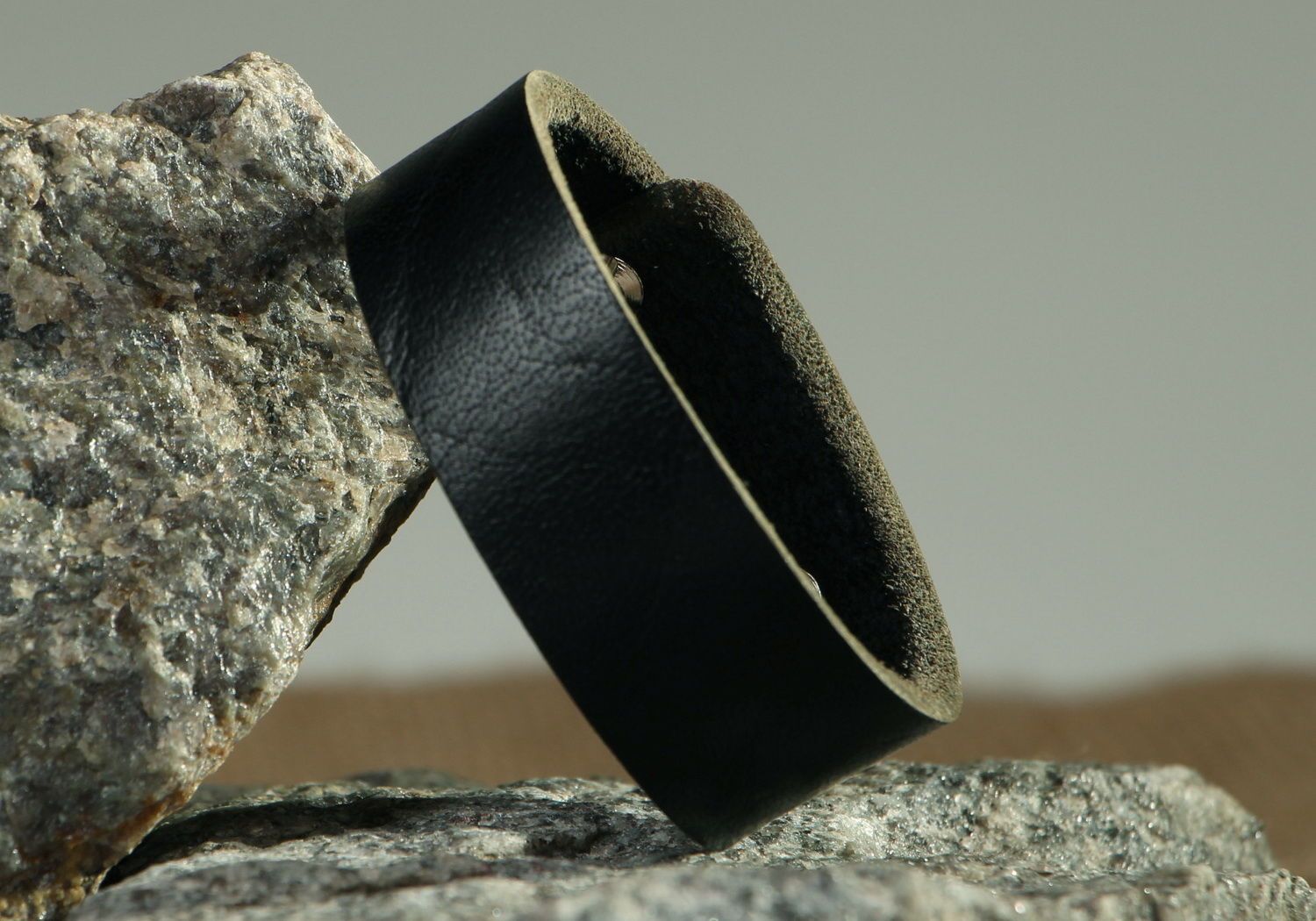 Bracelet en cuir large noir fait main photo 1