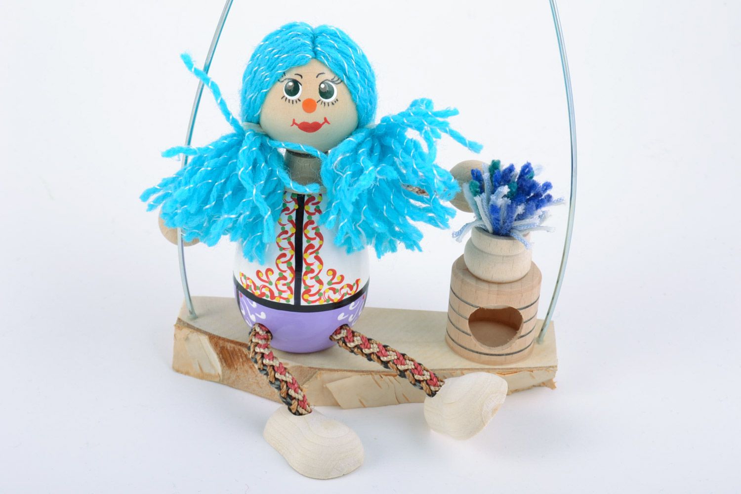 Petit jouet fait main poupée en bois peinte aux cheveux bleus cadeau enfant photo 4