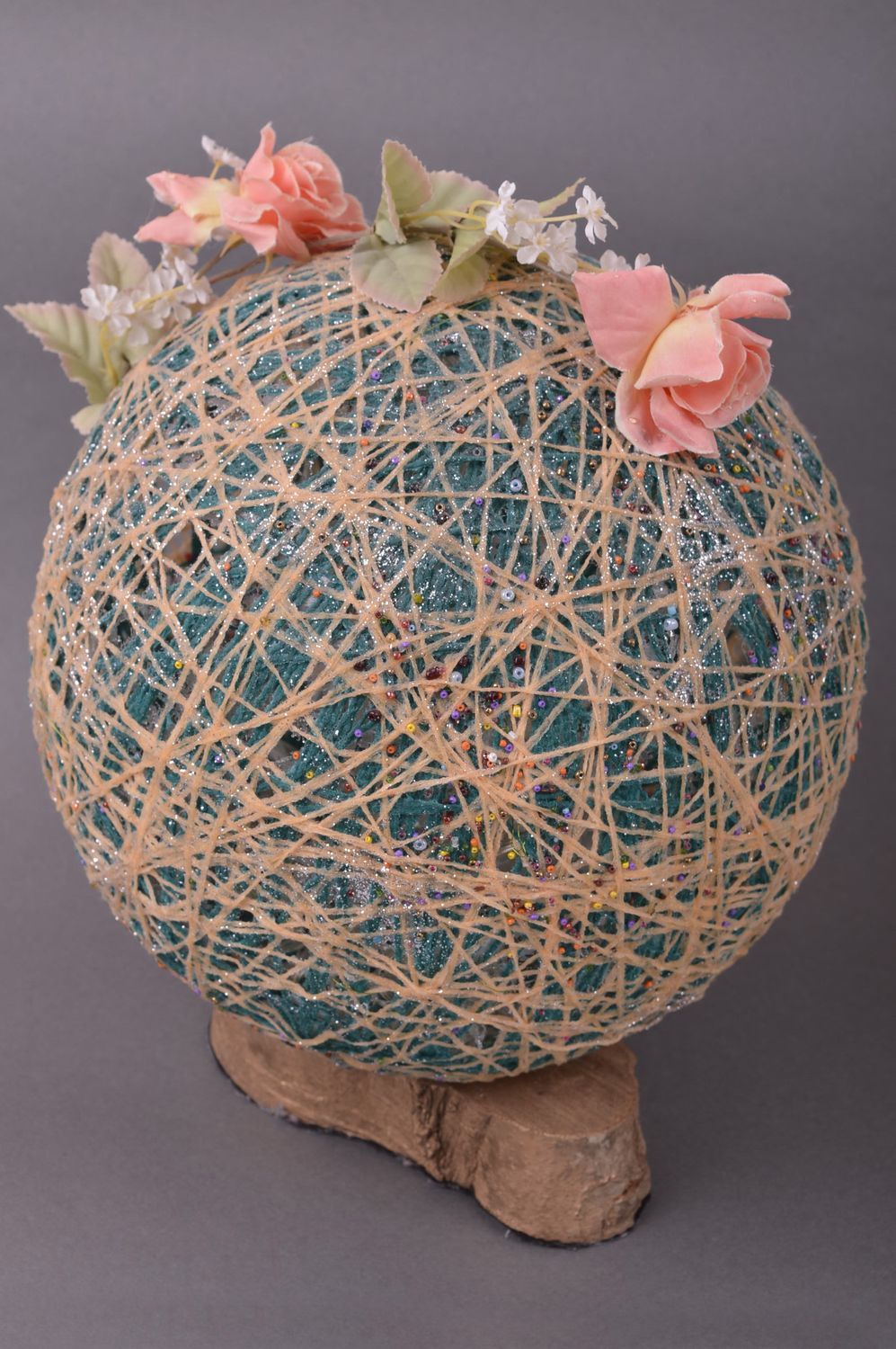 Adorno casero hecho a mano esfera decorativa en soporte decoración de interior  foto 1