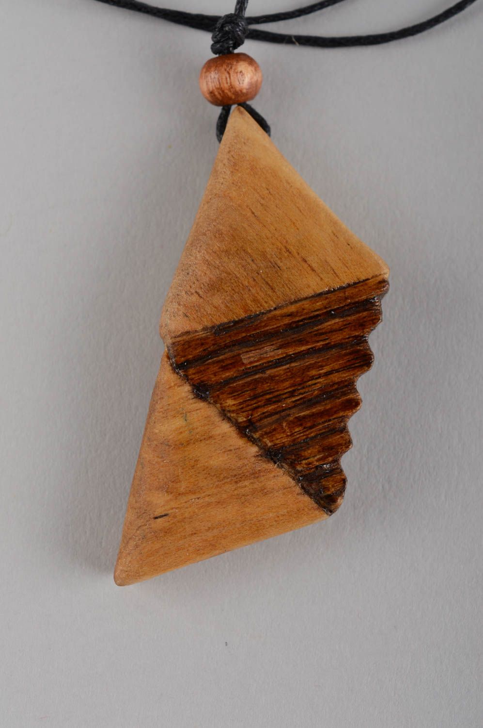 Кулон ручной работы украшение на шею авторский аксессуар из дерева Треугольники фото 8