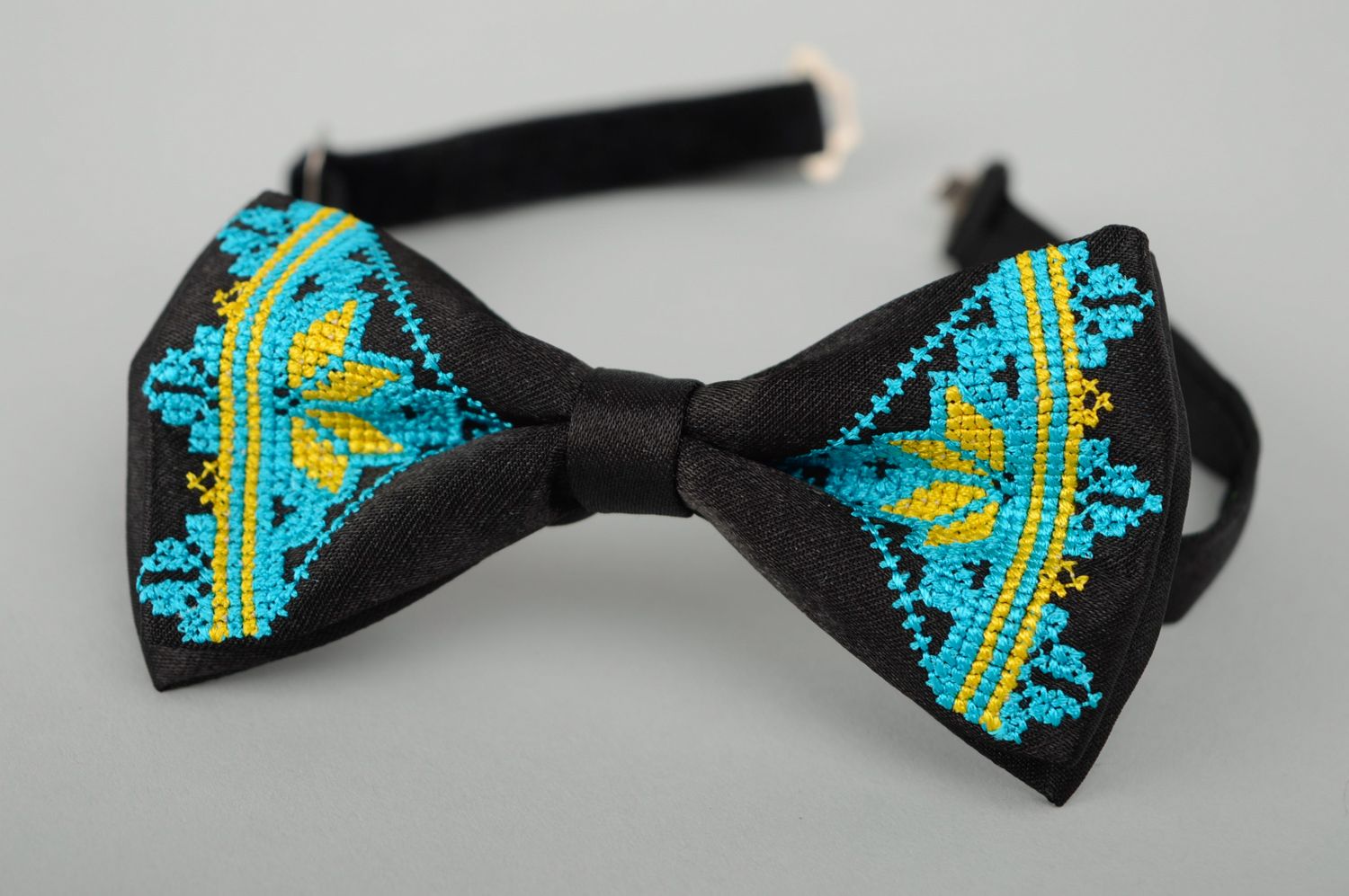 Bow tie with embroidery folk motives photo 1