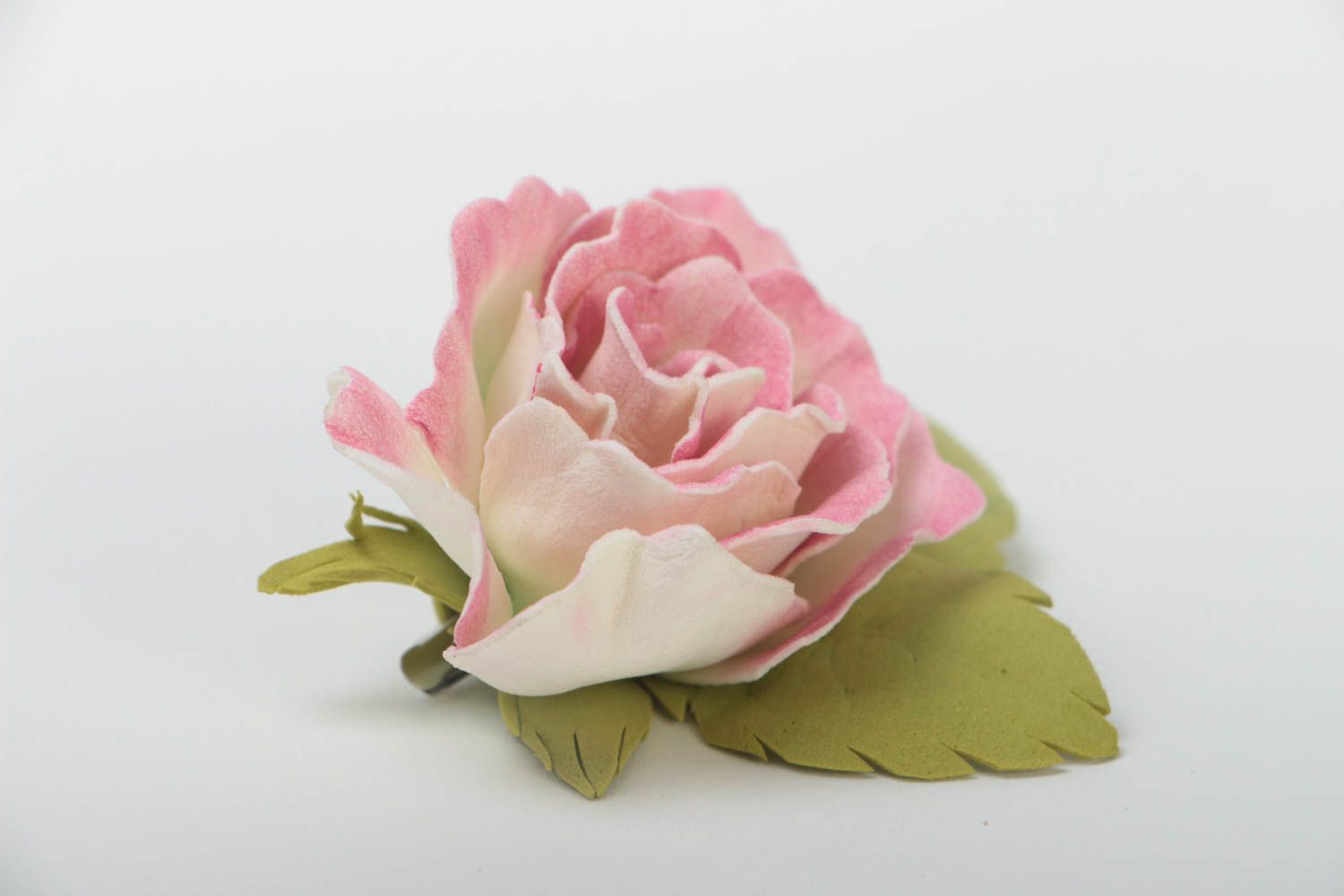Розовая заколка из фоамирана ручной работы оригинальная красивая в виде розы фото 3