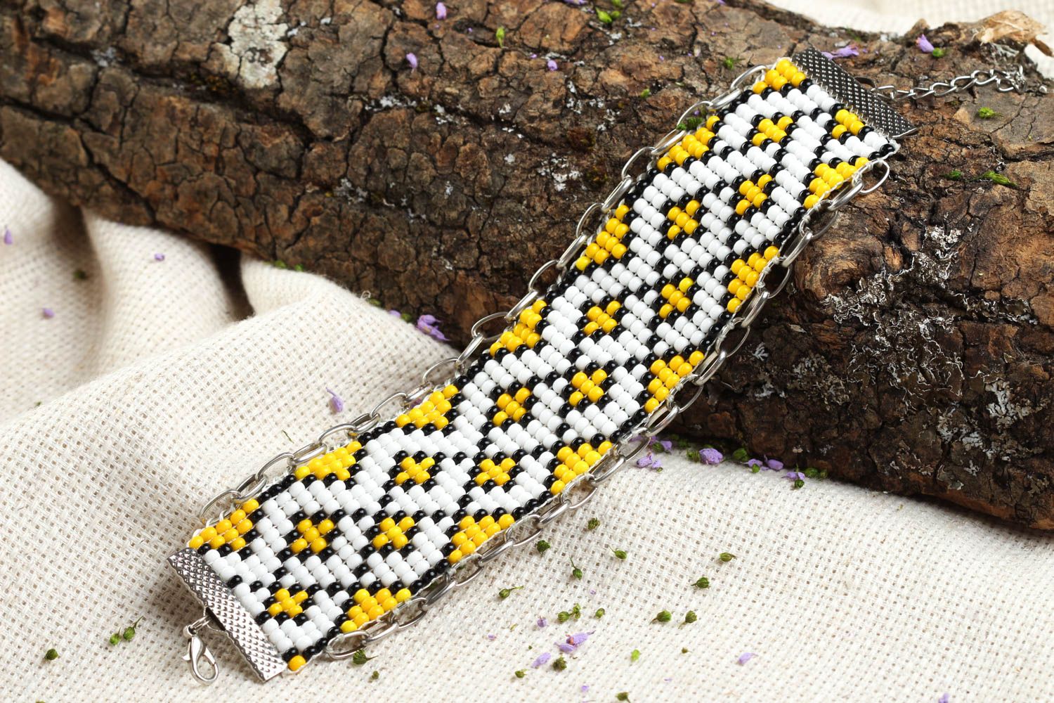 Chain ethnic handmade white, yellow and black beads bracelet for women photo 1