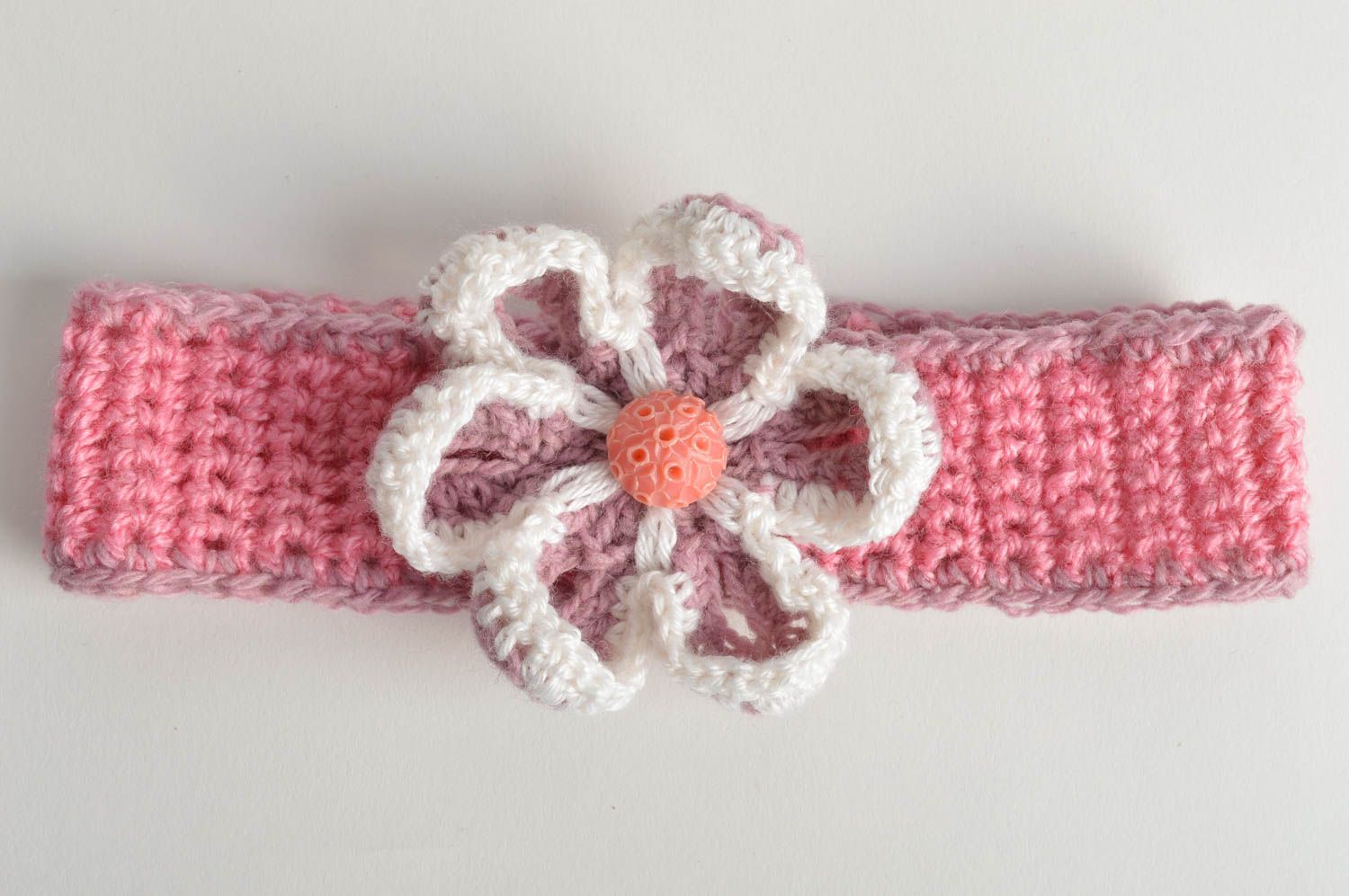 Banda de pelo infantil con flor artesanal tejida a ganchillo de color rosado  foto 2