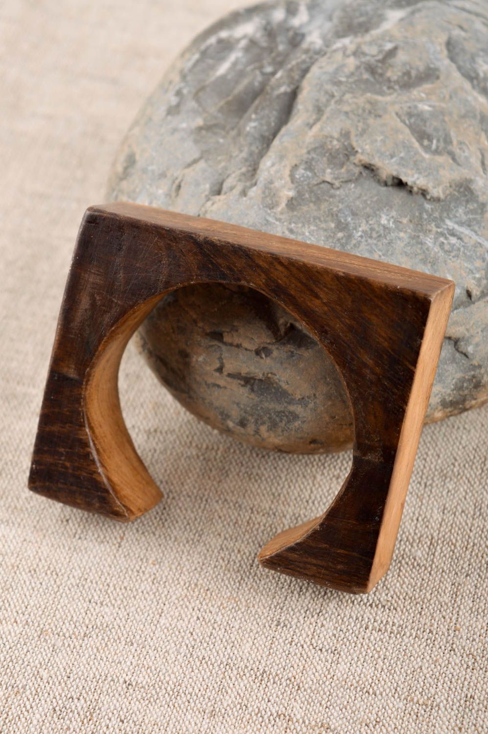 Деревянный браслет ручной работы стильный браслет на руку украшение из дерева фото 1