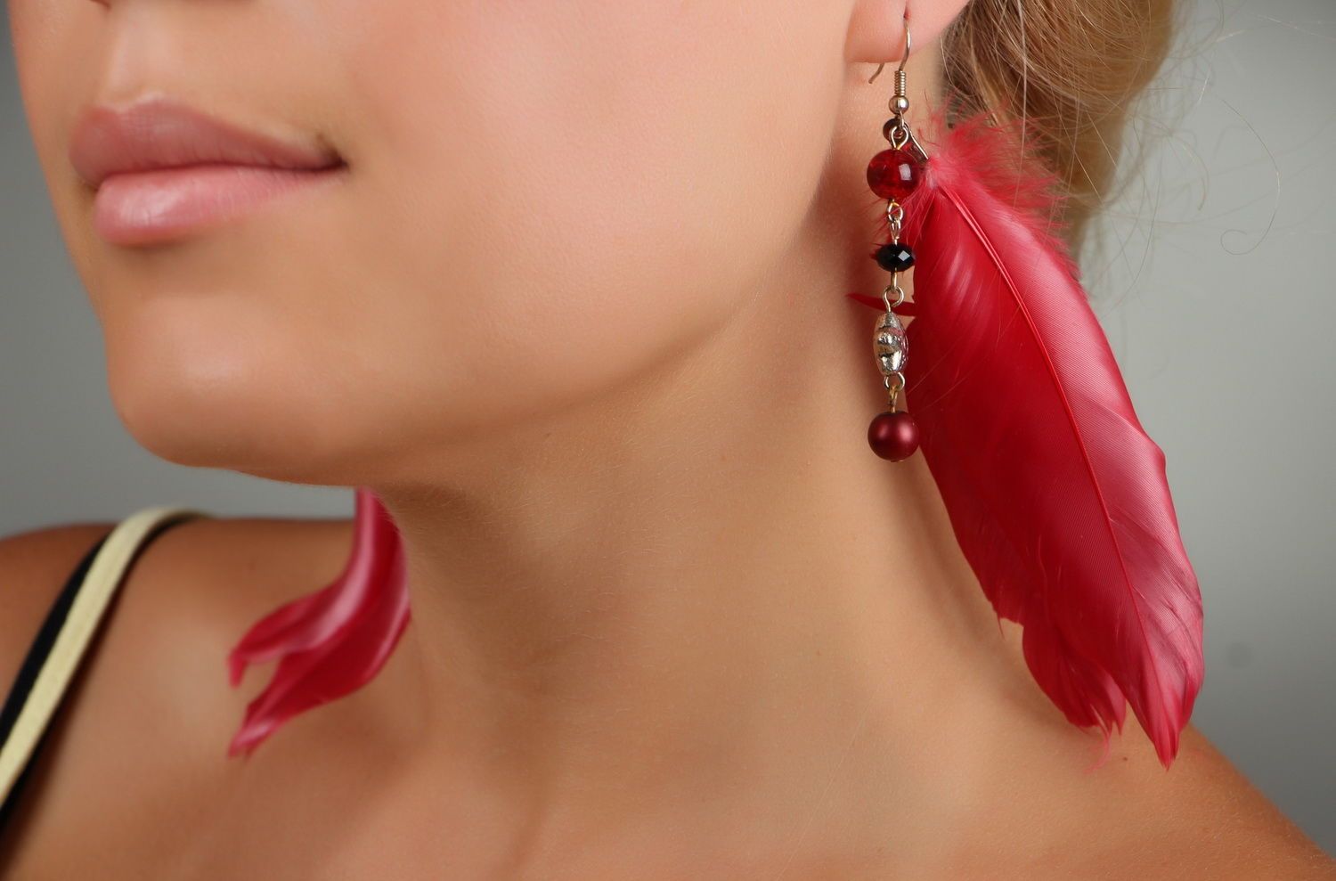 Boucles d'oreilles avec plumes rouges et cristaux  photo 4