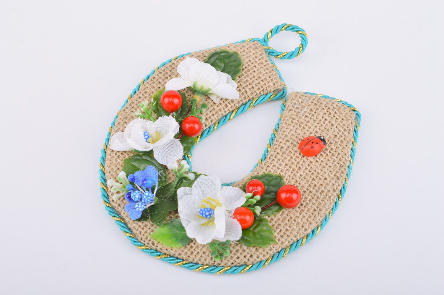 Handmade horseshoe decorated with flowers and berries with a loop for hanging photo 2