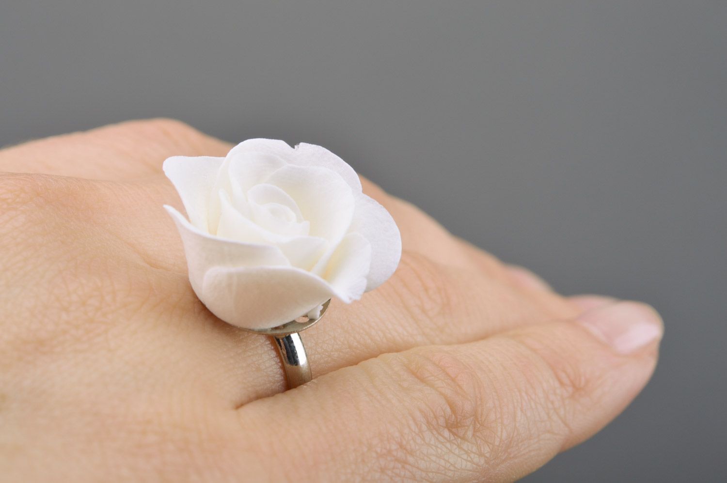 Белое кольцо в виде цветка из полимерной глины ручной работы объемное нарядное фото 2