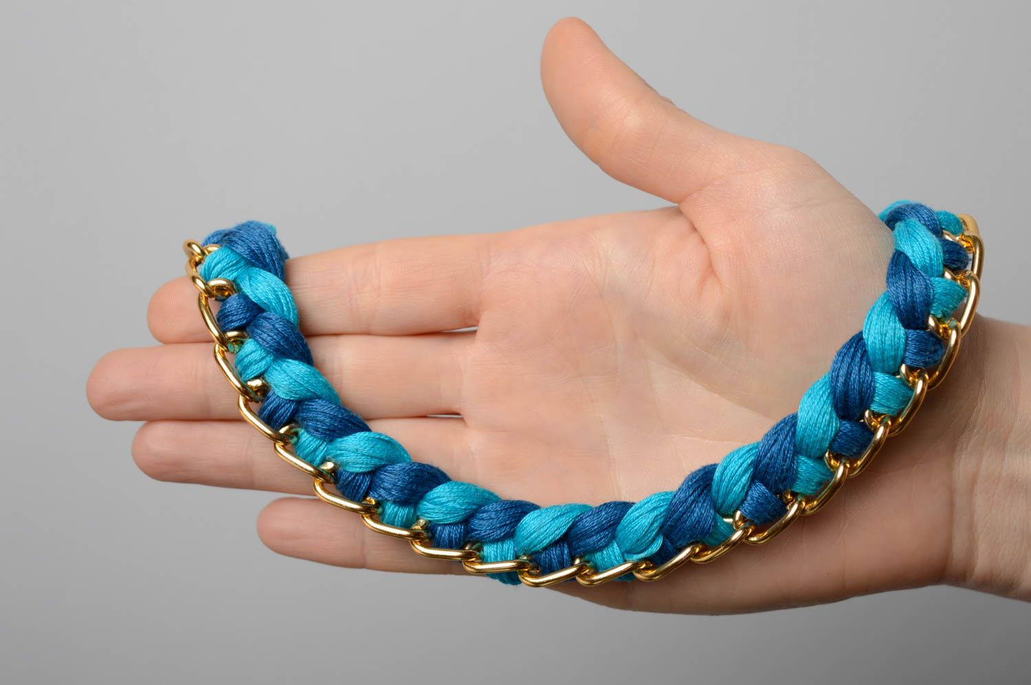 Текстильное ожерелье из нитей мулине и цепочки синее фото 3