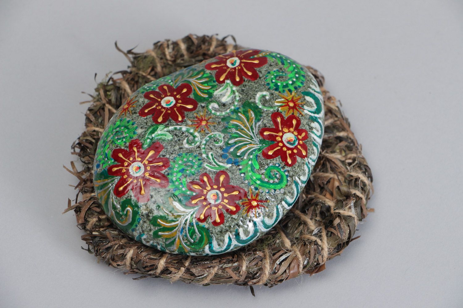 Морской камень с росписью на поставке из водорослей для декора дома хенд мэйд фото 2