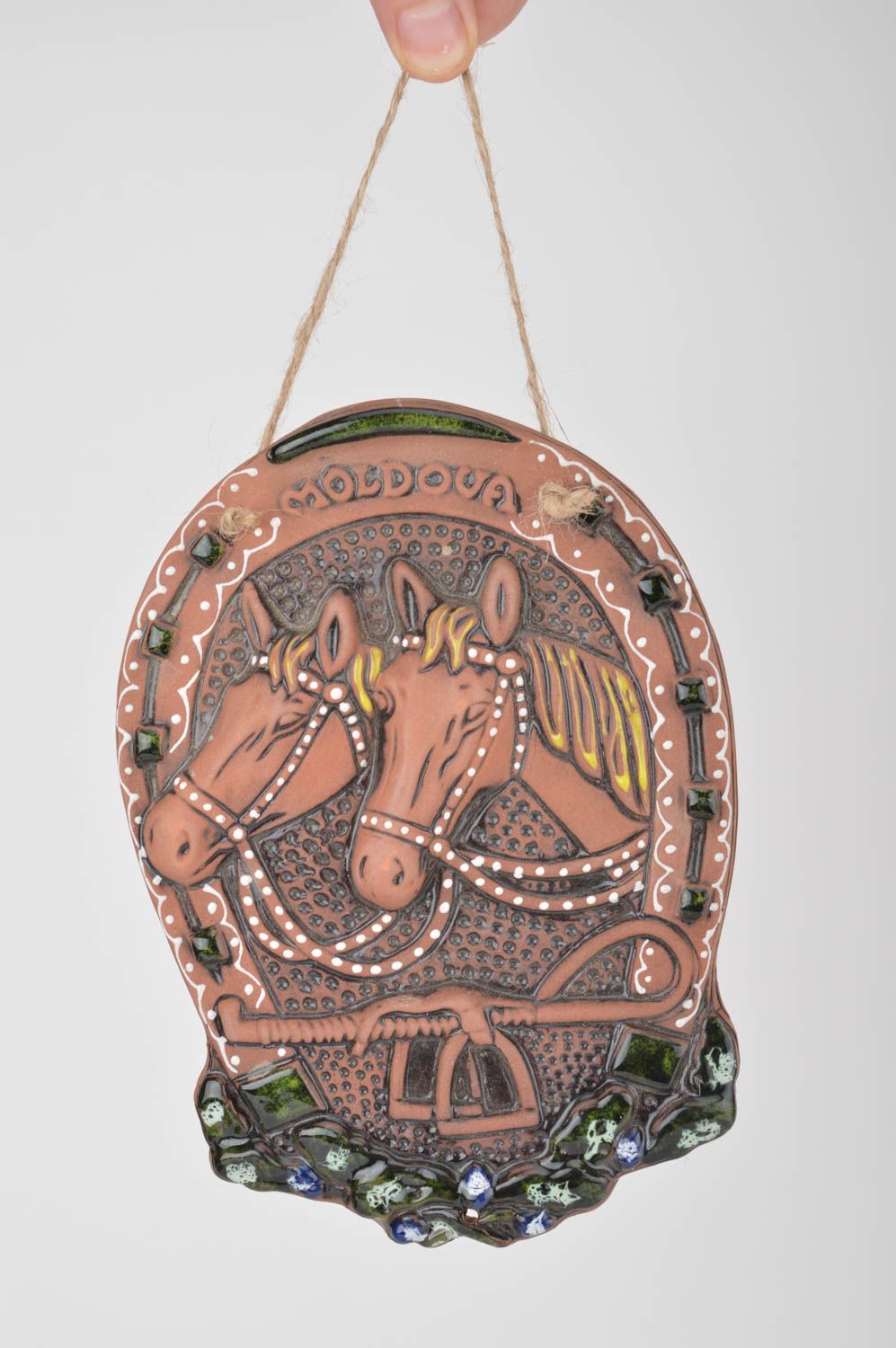Panel decorativo de cerámica hecho a mano para pared herradura y dos caballos  foto 3