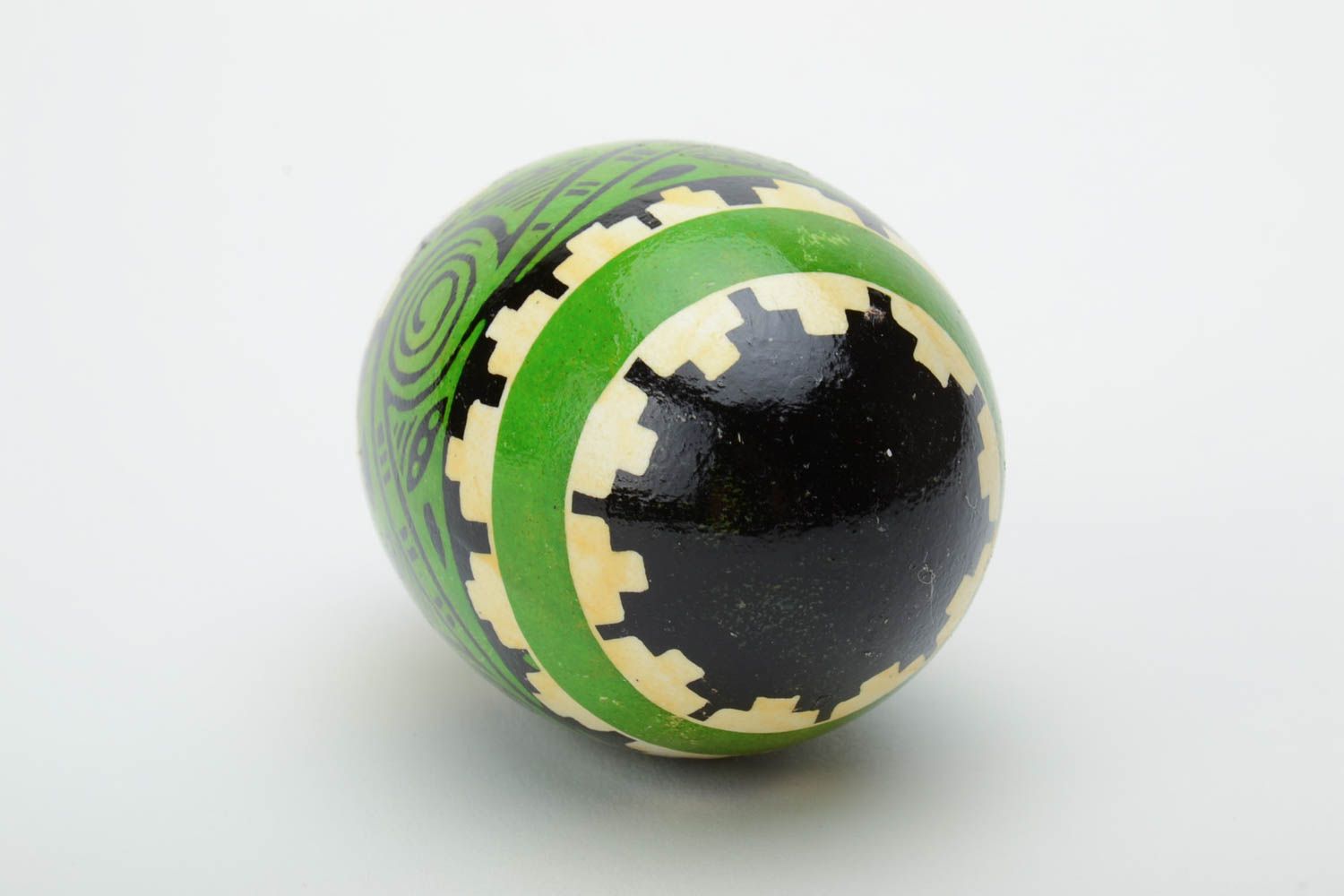 Huevo de Pascua de ganso pintado en técnica de cera verde negro foto 4