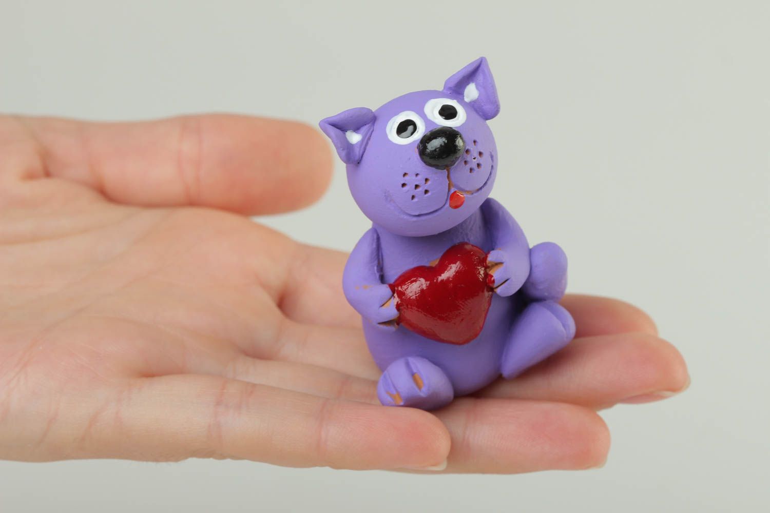 Statuette déco faite main Figurine chat avec coeur violette argile Déco maison photo 5