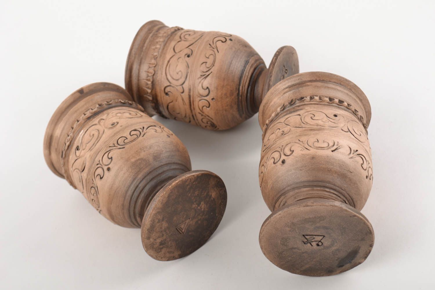 Vasos de cerámica en pie hechos a mano conjunto de tres artículos hermosos
 foto 5