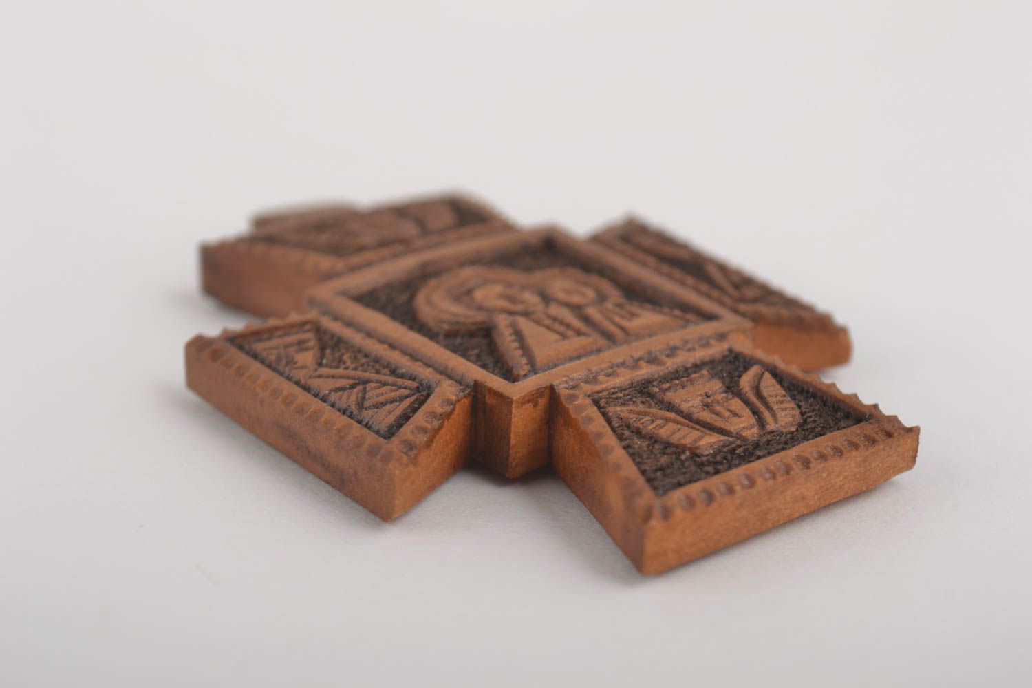 Cruz tallada peral hecha a mano producto de madera regalo personalizado foto 4