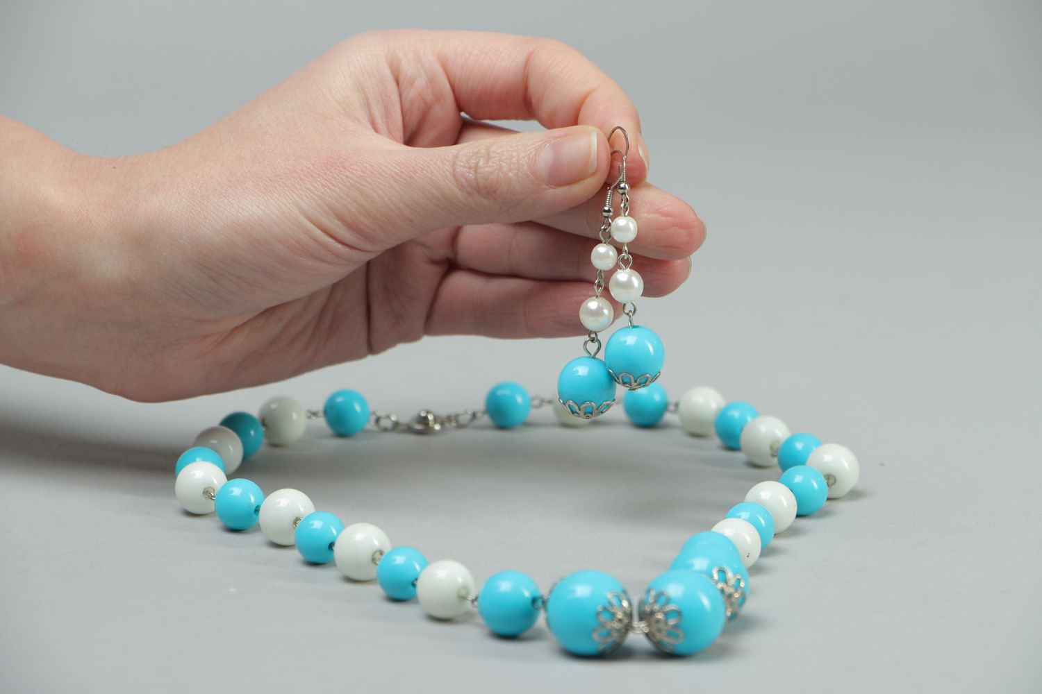Set of jewelry made of white and blue beads photo 4