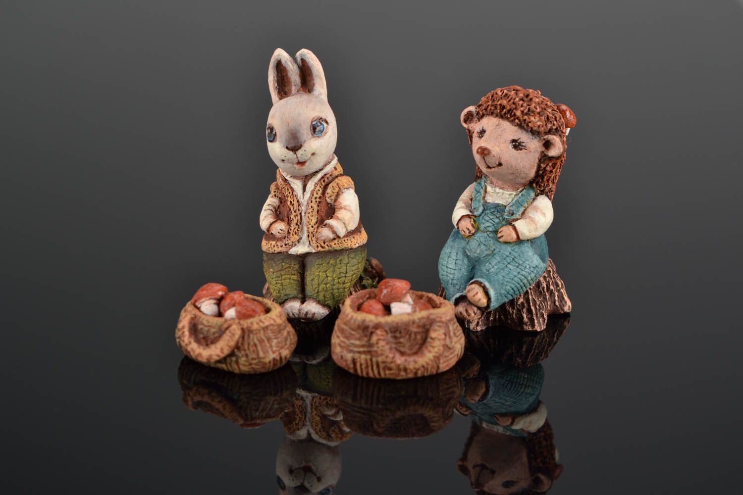 Estatuetas pequenas feitas de argila Ouriço e coelho foto 1