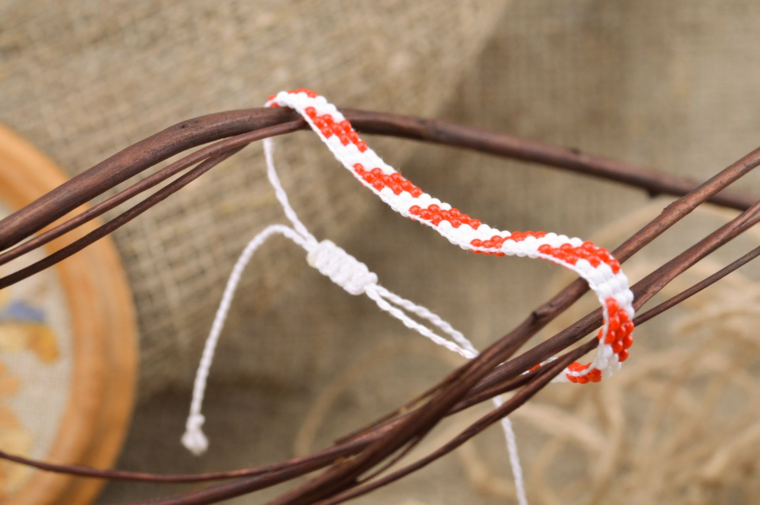 Плетеный браслет на руку из бисера ручной работы красный с белым тонкий фото 1