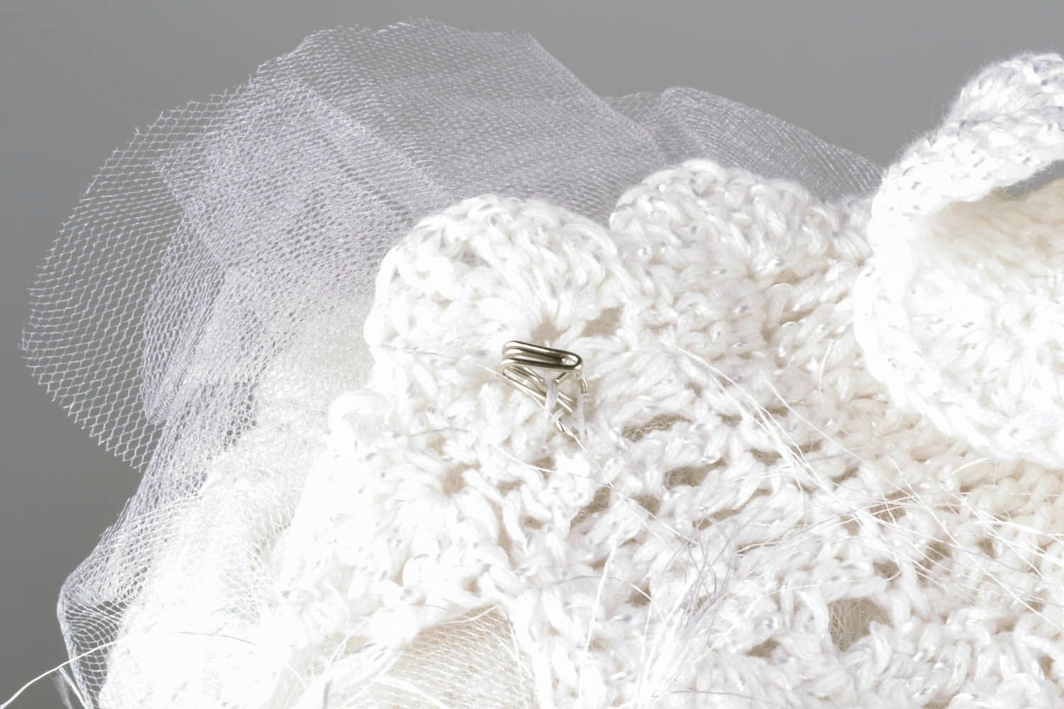 Bufanda de punto blanca con flor foto 5