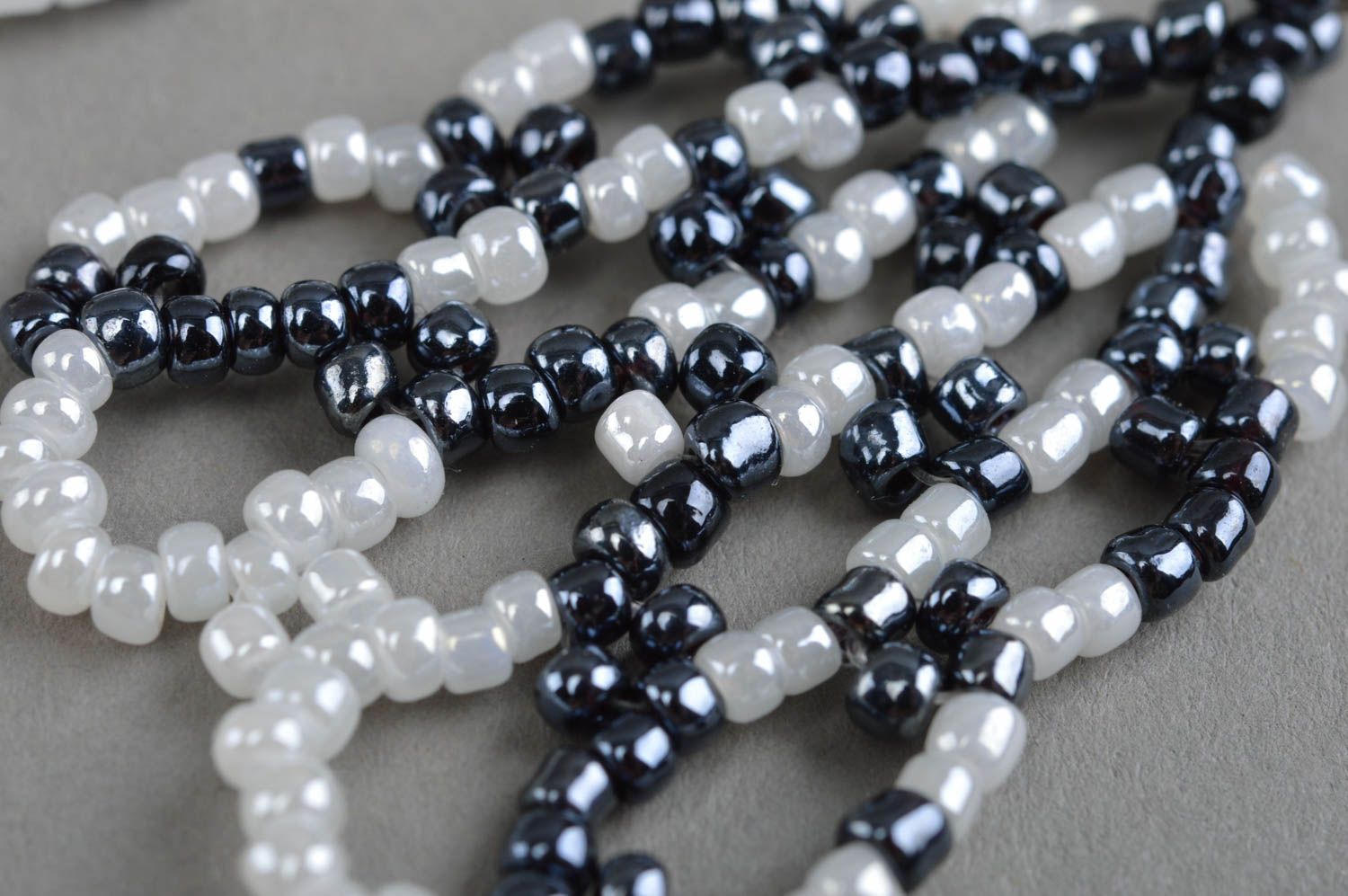 Boucles d'oreilles en perles de rocaille faites main longues noir et blanc bijou photo 5