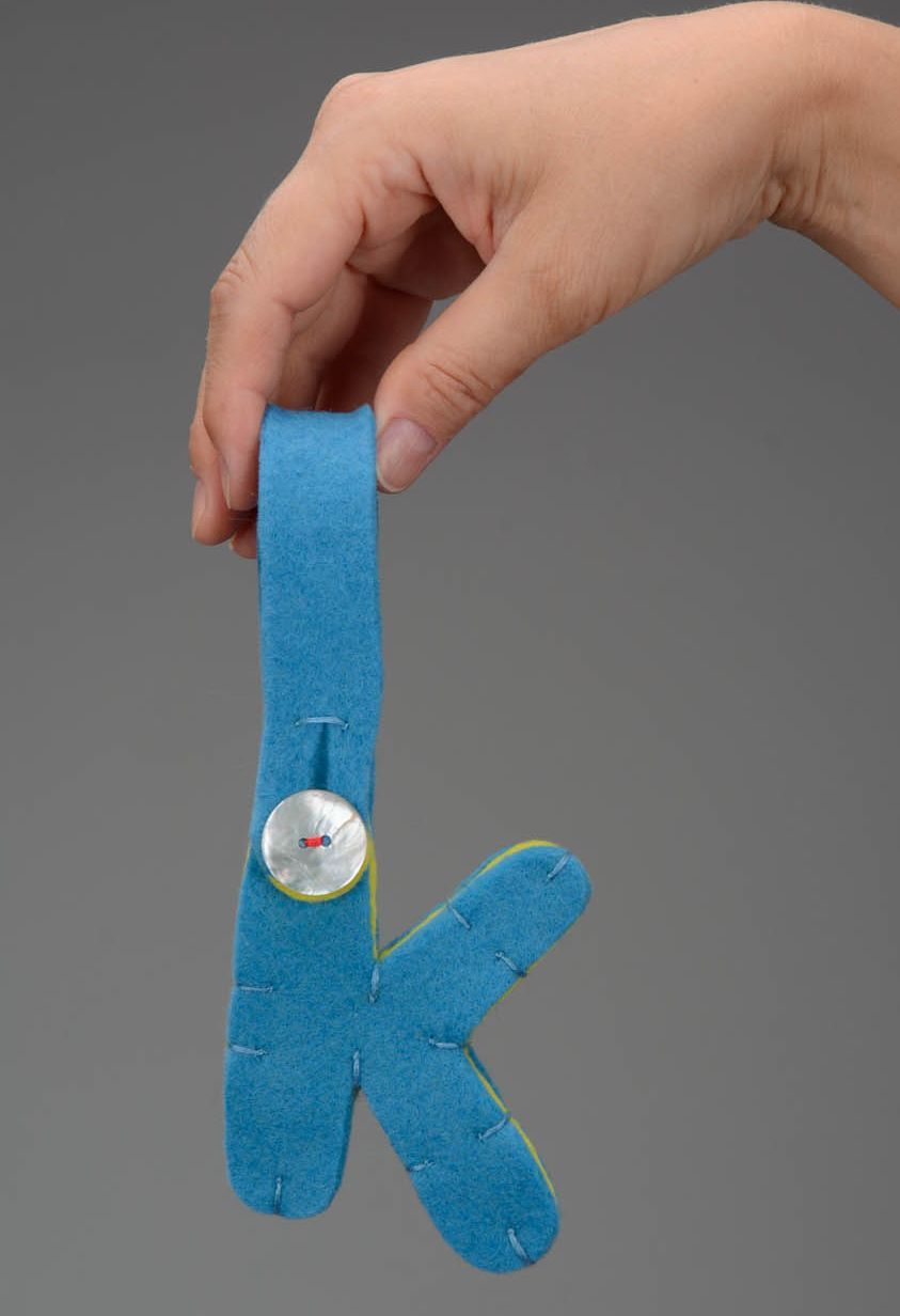 Letra К costurada à mão a partir de feltro e decorada com botão cor de pérola foto 3